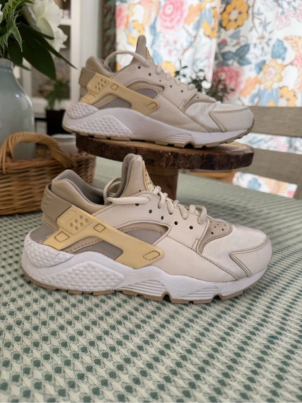 Nike Women's Air Huarache Sneakers Size 7 Beige Gold